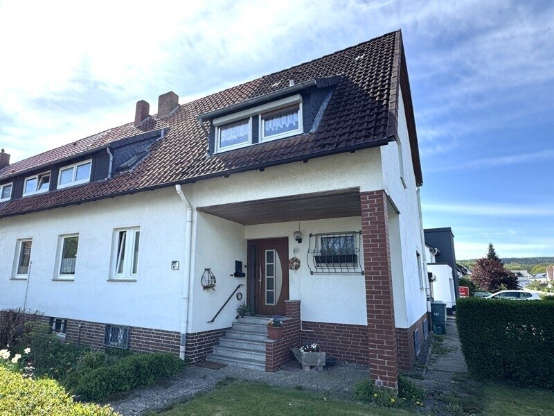 Zweifamilien - Doppelhaushälfte mit Terrasse, Balkon und zwei Garagen Zweifamilien - Doppelhaushälfte mit Terrasse, Balkon und zwei Garagen